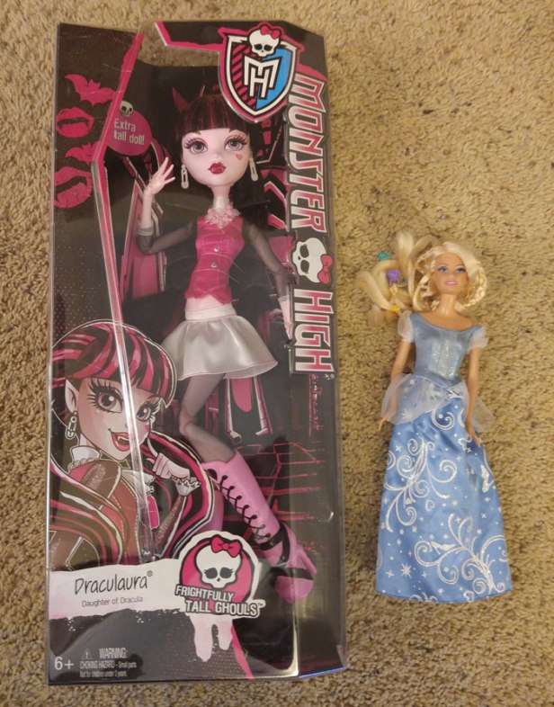 Monster-High-Draculaura-Doll-Barbie-size-comparison
