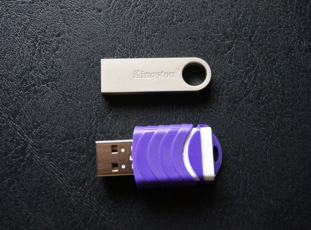 LexarJumpDrive-vs-KingstonDataTraveler-open