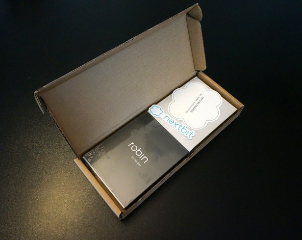Nextbit-Robin-inside-box