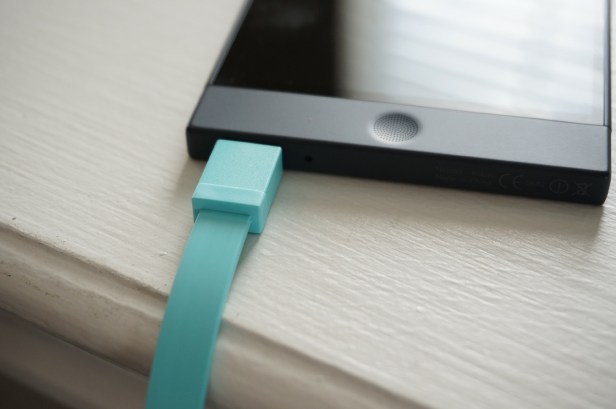 Nextbit-Robin-Plugged-In