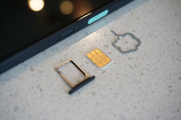 Nextbit-Robin-SIM-slot