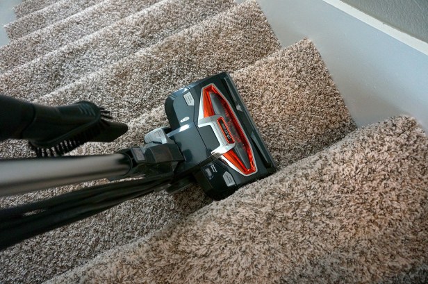 Shark-DuoClean-Ultralight-Vacuum-HV382-stairs