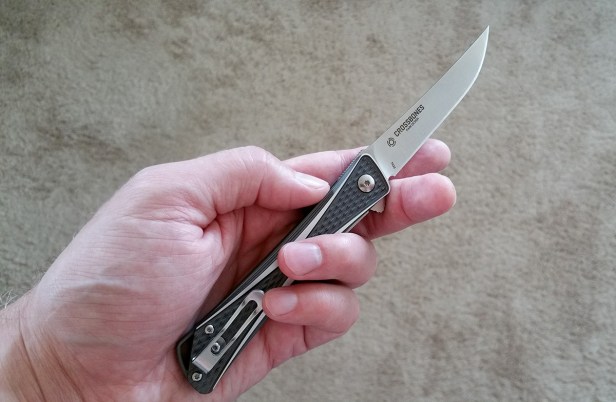 Crossbones-knife-7530-Jeff-Park-gripping